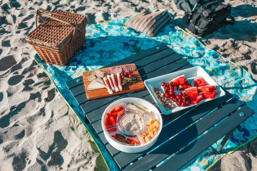 Simple beach picnic set deals up